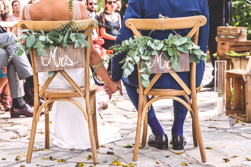 Photo de couple - Chaises des mariés cérémonie laïque 