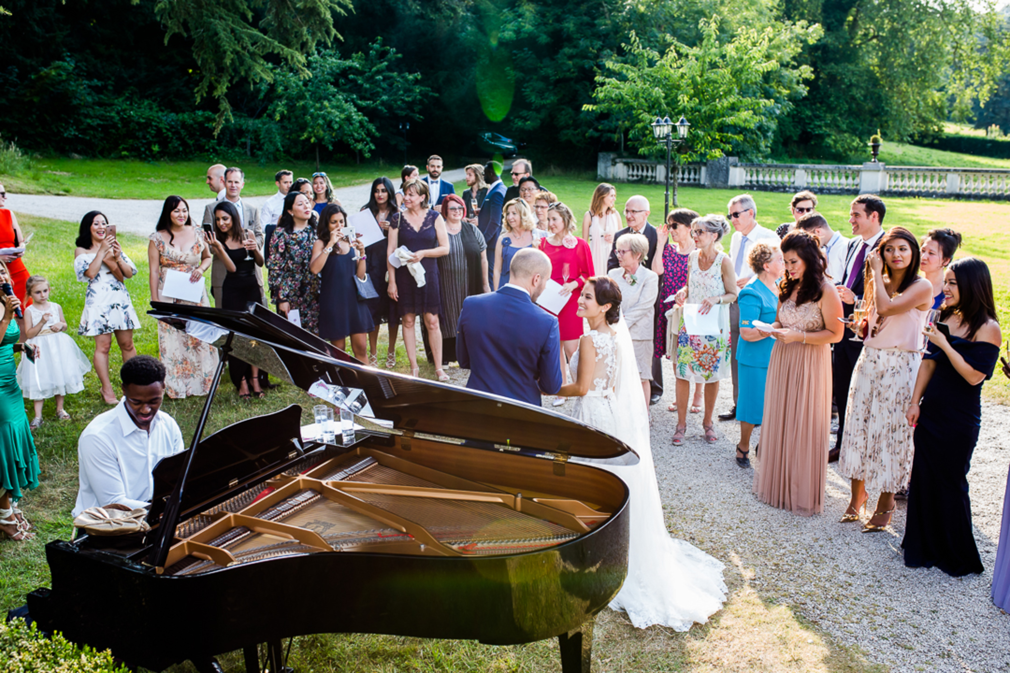 Mariés et invités autour du piano