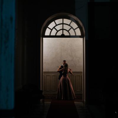  Moment intime des mariés au Château de Dangu