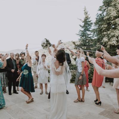 Bouquet à rubans de la mariée lors du lancé