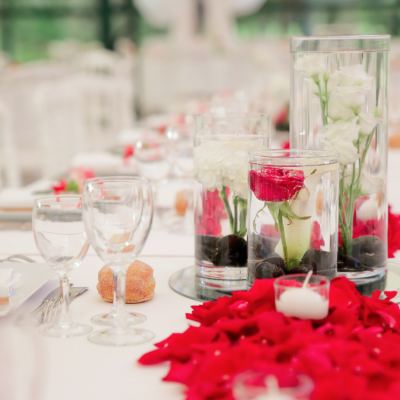 Centre de table fleurs dans l'eau