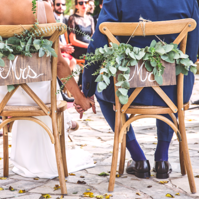 Photo de couple - Chaises des mariés cérémonie laïque 