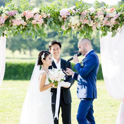 Officiant de cérémonie et les mariés