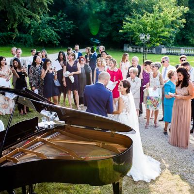 Mariés et invités autour du piano
