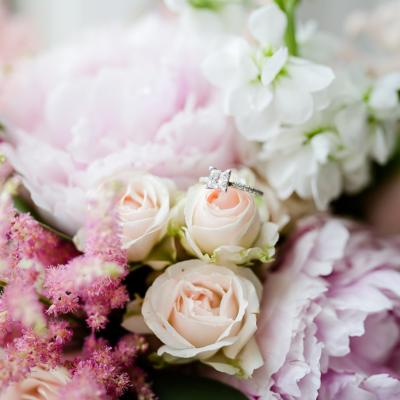 Décoration florale et bague de mariée