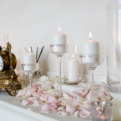 Décoration pétales et bougies sur la cheminée 
