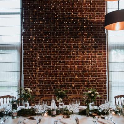 Décoration guirlandes lumineuse mur en brique 