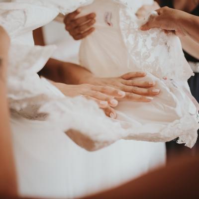 Préparatifs et habillage de la robe