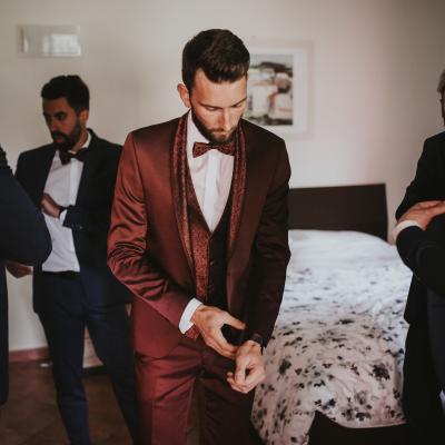 Préparatifs du marié et garçons d'honneur