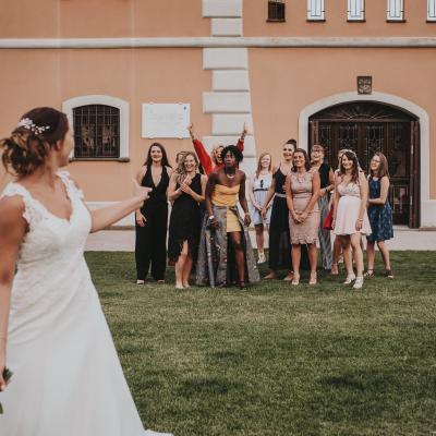 Lancé de bouquet de la mariée 