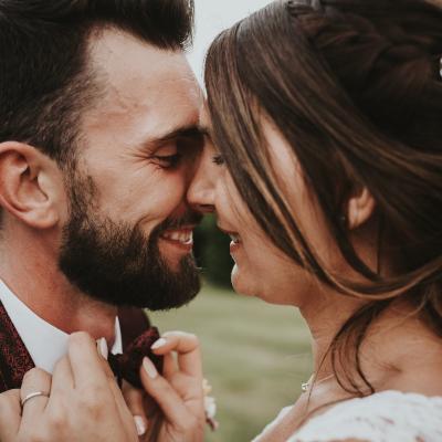 Moment complice des mariés 